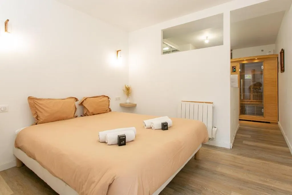 Séjour Sauna et Jacuzzi, suite avec spa à La Roche-sur-Yon