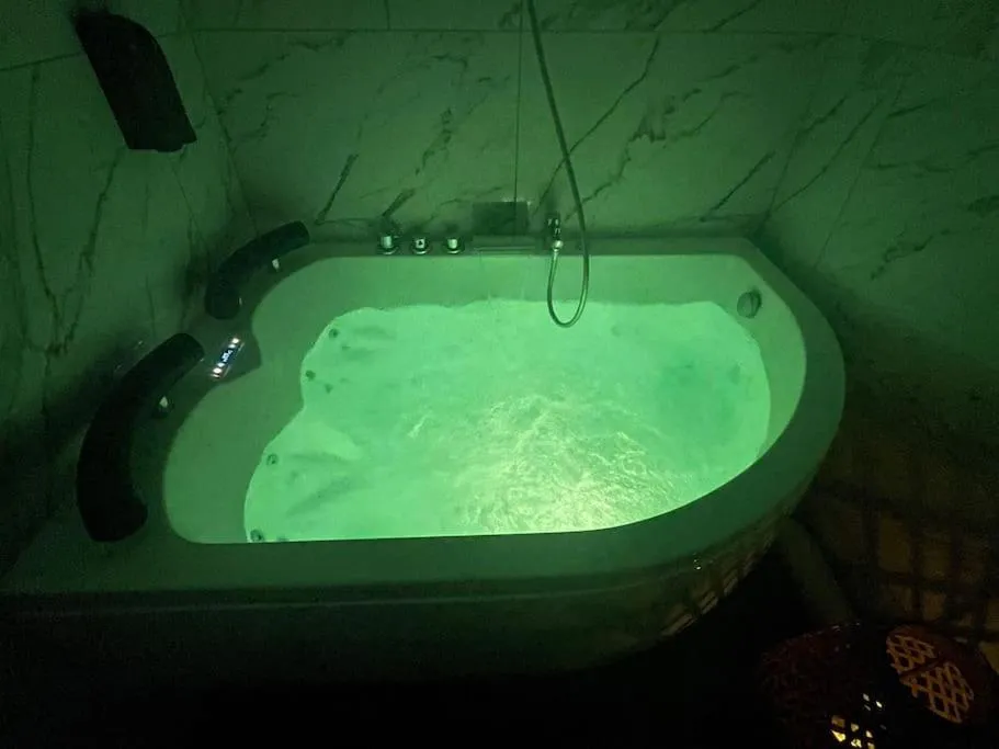 L'Escapade Balnéo de Sens, suite avec spa à Sens