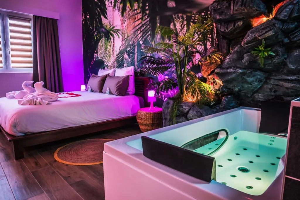 Secret Suite Jungle, suite avec spa à Brétigny-sur-Orge