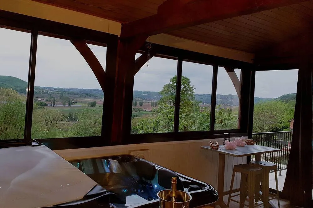 Le Gîte de Pierre de Bézenac, suite avec spa à Castels et Bézenac