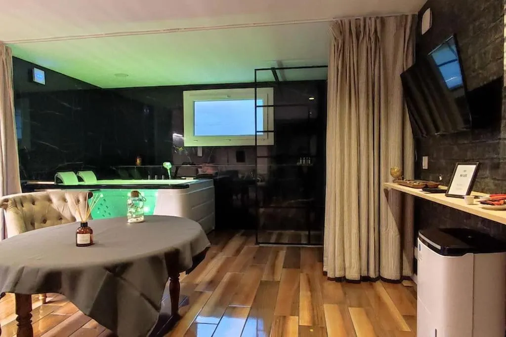 Studio Balnéo Paisible, suite avec spa à Vezin-le-Coquet