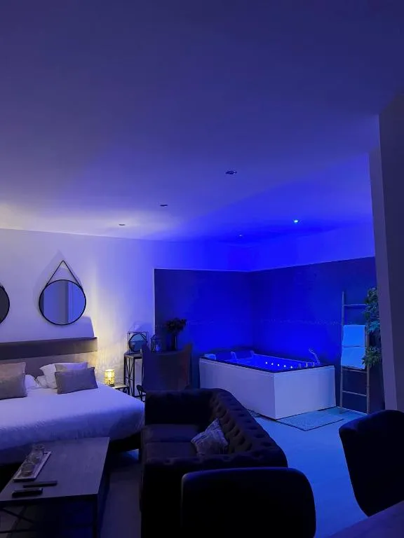 Le 37 - Jacuzzi et terrasse en tête-à-tête à Saint-Étienne (Loire), suite avec spa à Saint-Étienne