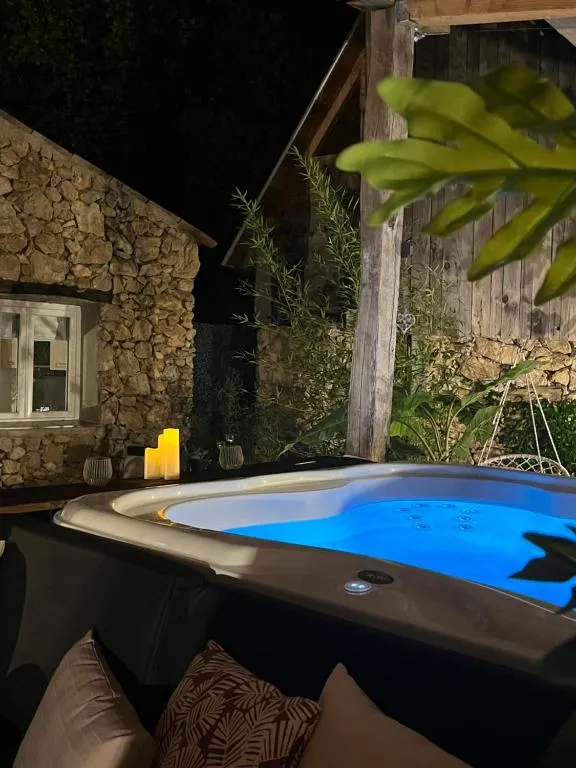L'Antre des Deux Pierres, suite avec spa à Bouyon