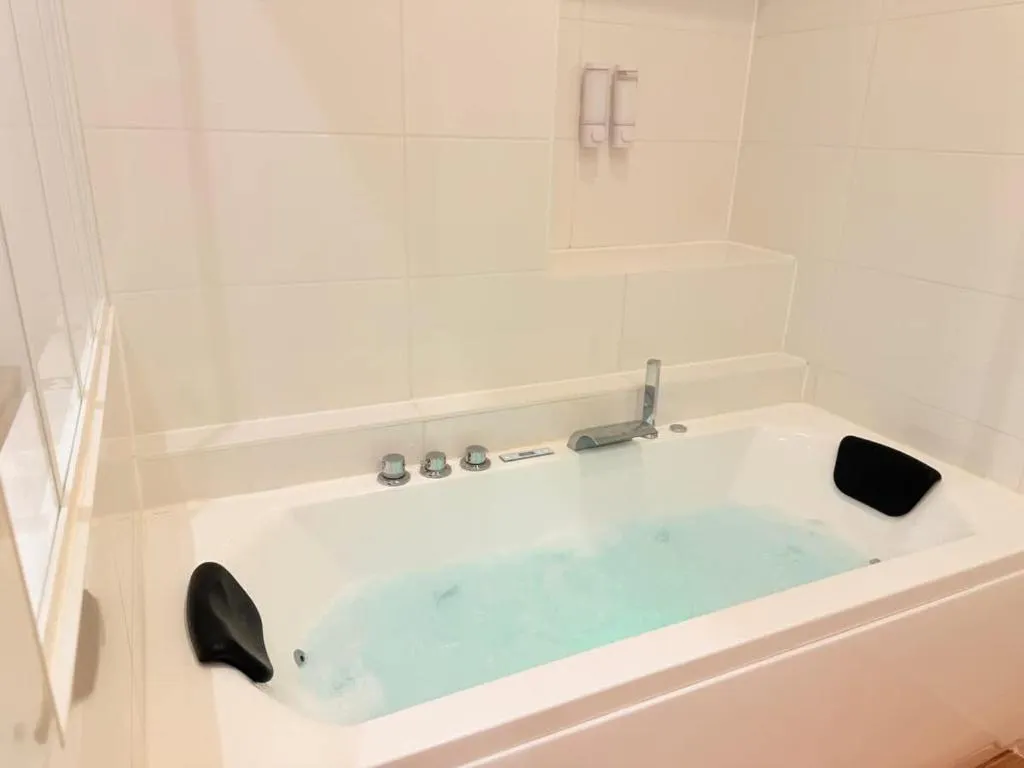 Lodge Jacuzzi à Châtel-Guyon, photo 4