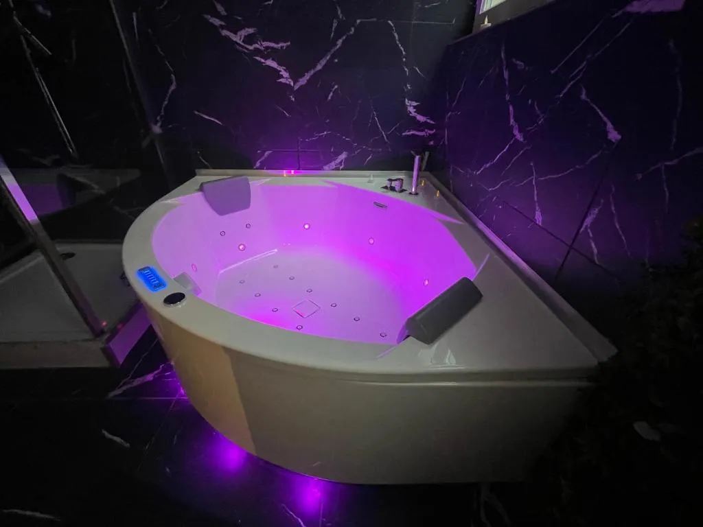 Escapade Urbaine Balnéo, suite avec spa à Mâcon