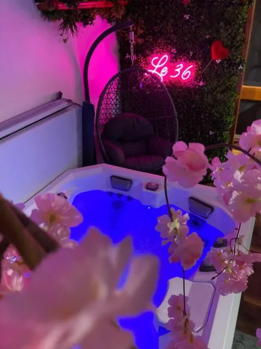 Le 36 - Ski aux pieds et bain chaud en tête-à-tête à Bellevaux (Haute-Savoie), suite avec spa à Bellevaux