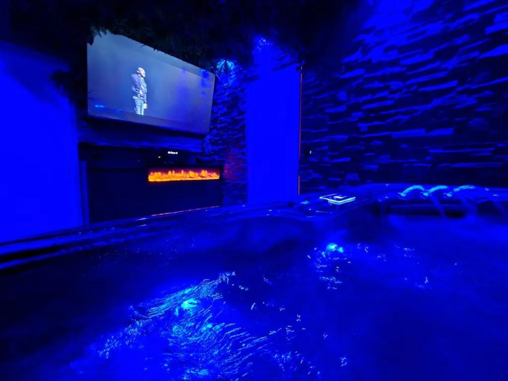 Appartement Spa et Salle Cinéma, suite avec spa à Mieussy