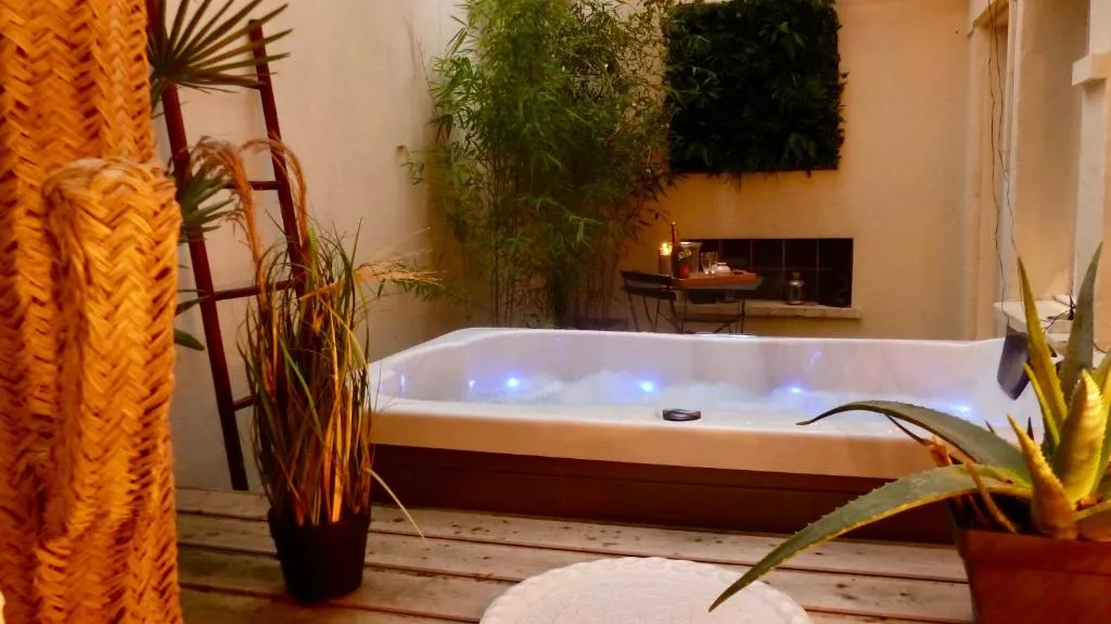 Appartement Jacuzzi et Terrasse, suite avec spa à Rouen