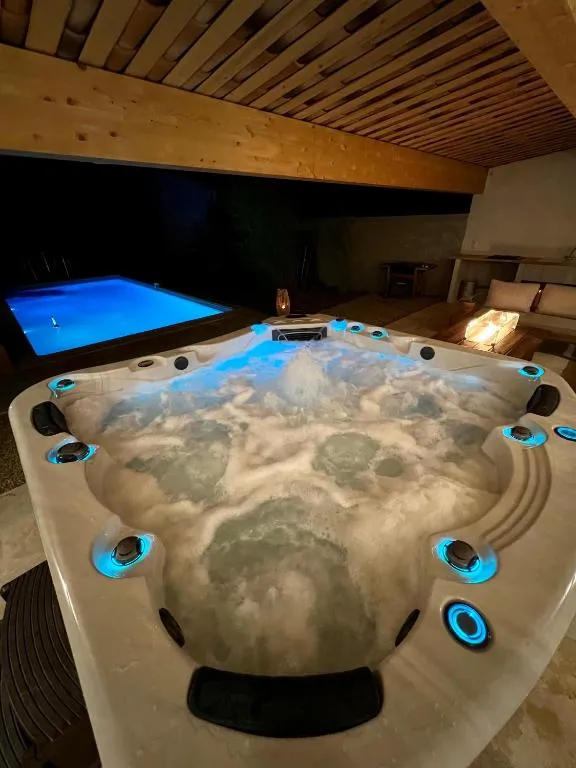 Studio Jacuzzi et Piscine, suite avec spa à Lorgues