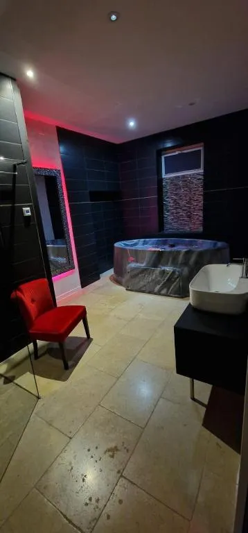 Suite Jacuzzi Privatif à Saint-Zacharie, photo 3