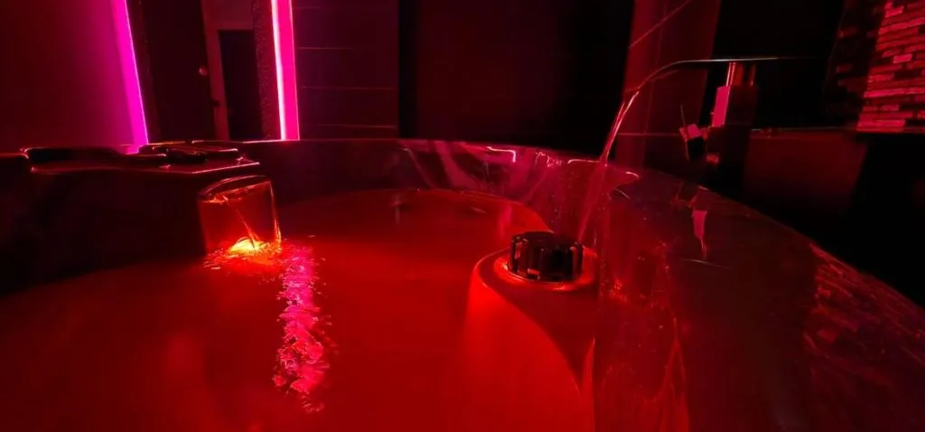 Suite Jacuzzi Privatif à Saint-Zacharie, photo 4