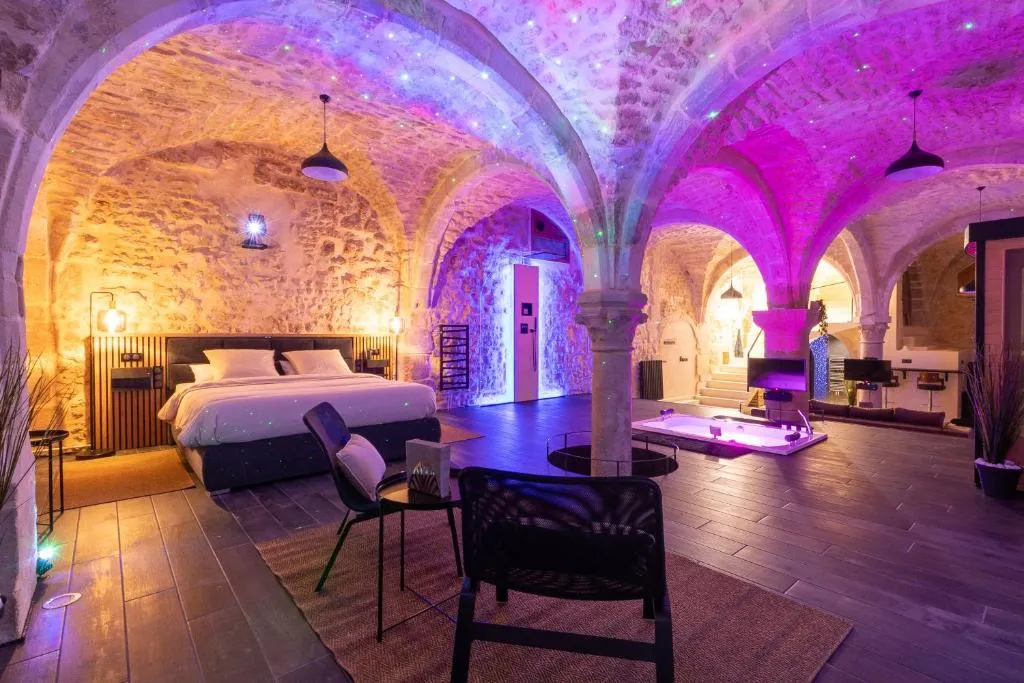 Cave Privative XELA, suite avec spa à Auxerre