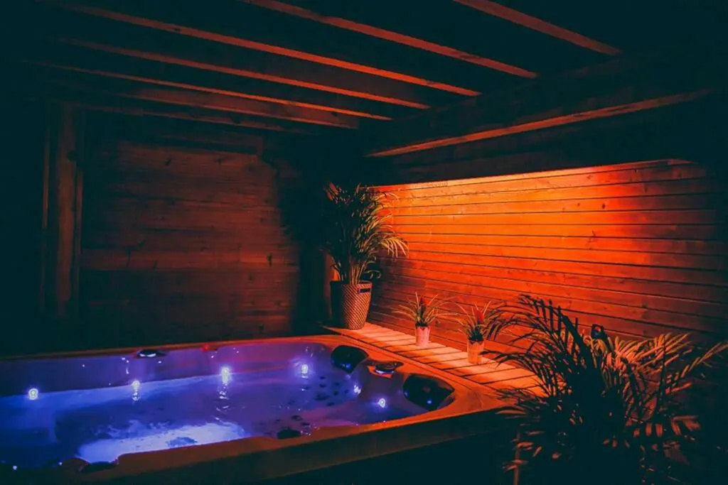 Le Cabanon Spa Privatif, suite avec spa à Aye