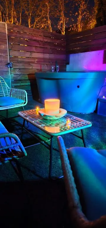 La Maison Jardin et Jacuzzi d'Allauch, suite avec spa à Allauch