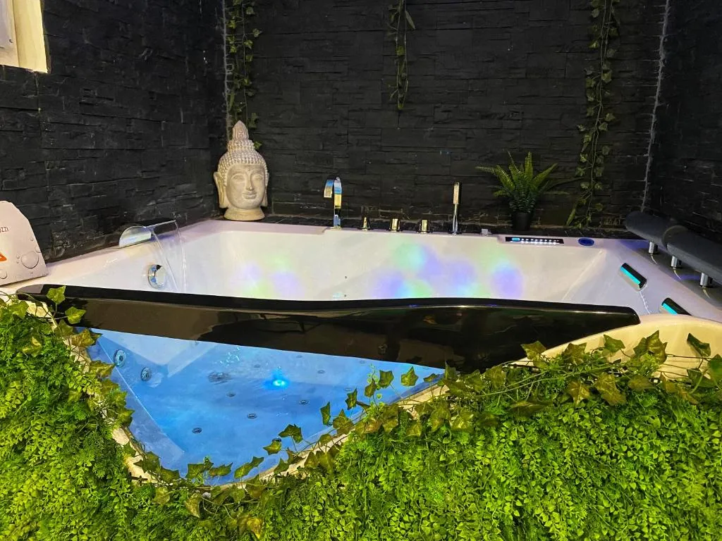 La Suite Jacuzzi des Catalans à Marseille, photo 4