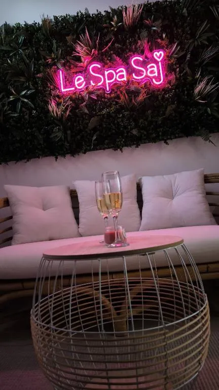 Le Spa SAJ, suite avec spa à Émiéville