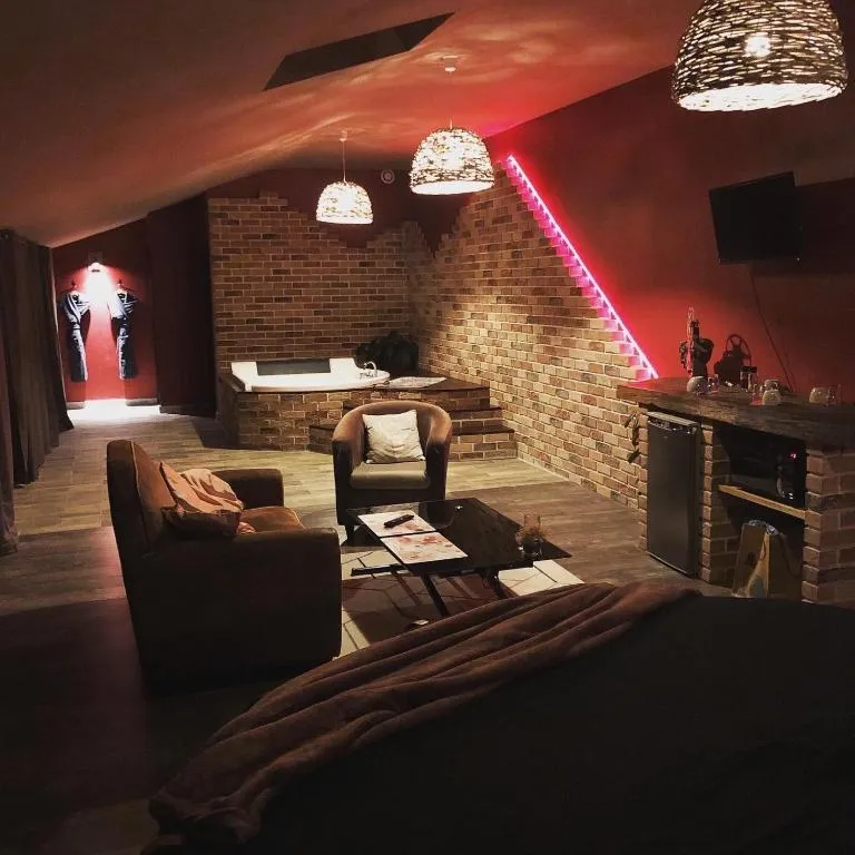 La Chambre Innamorato, suite avec spa à Saint-Martial-sur-Né
