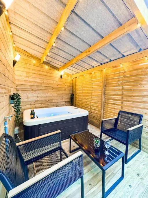 La Suite Jacuzzi de la Gare à Guingamp, photo 2