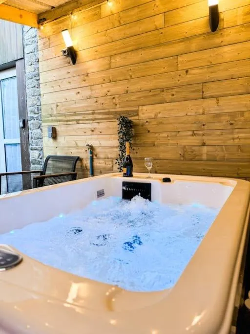 La Suite Jacuzzi de la Gare à Guingamp, photo 3