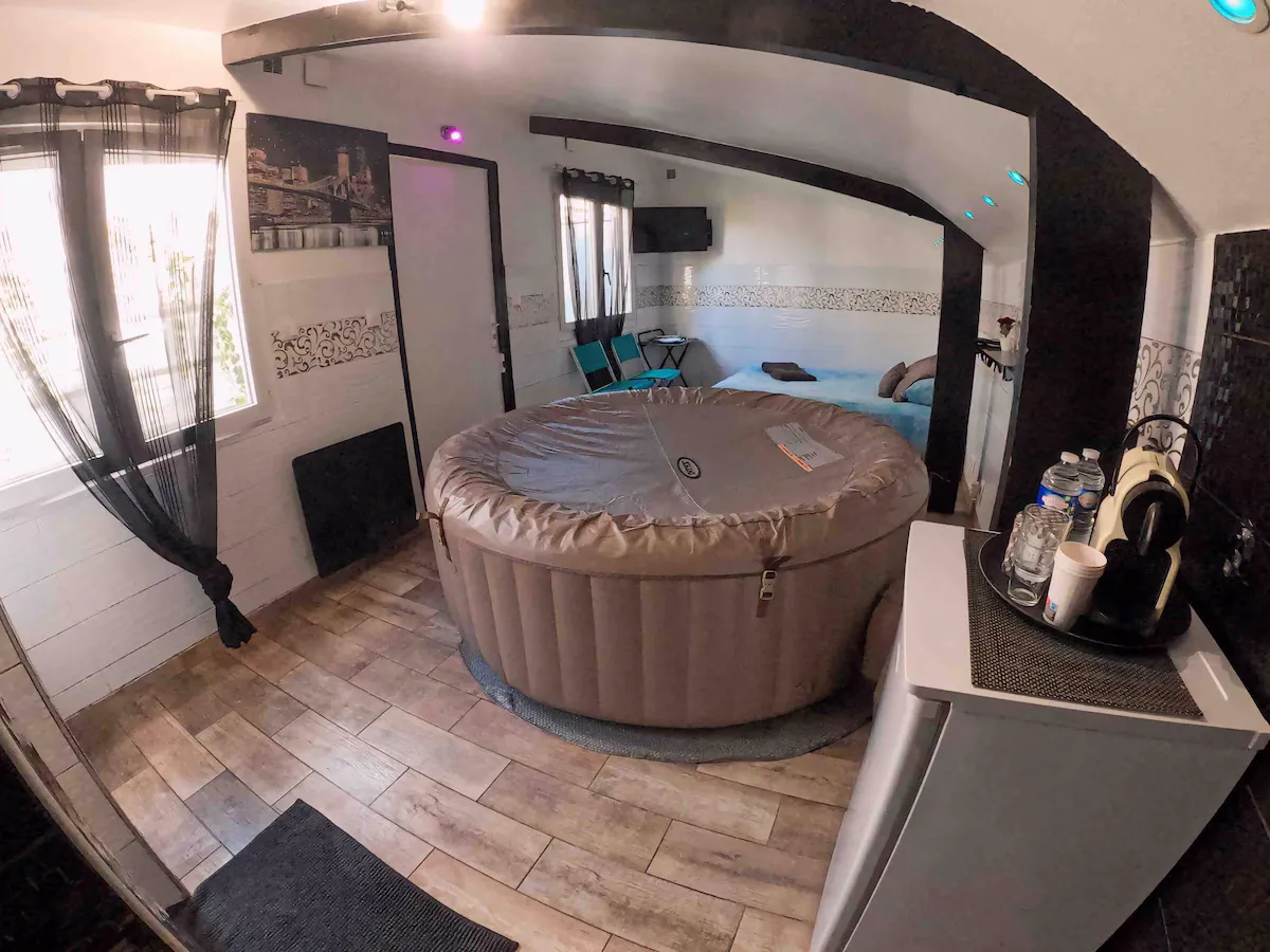 La Cabane Jacuzzi à Corbeil-Essonnes, photo 2