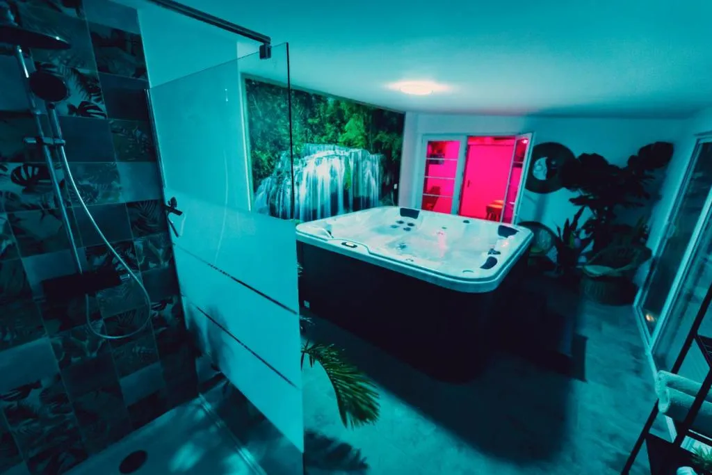 Love Room Tropicale, love room à Aubers