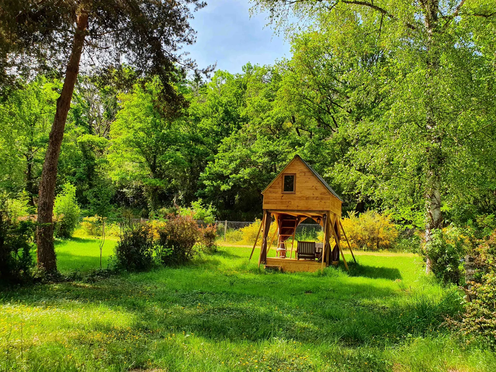 La Cabane Perchée de L'Alternatif, cabane à Huriel