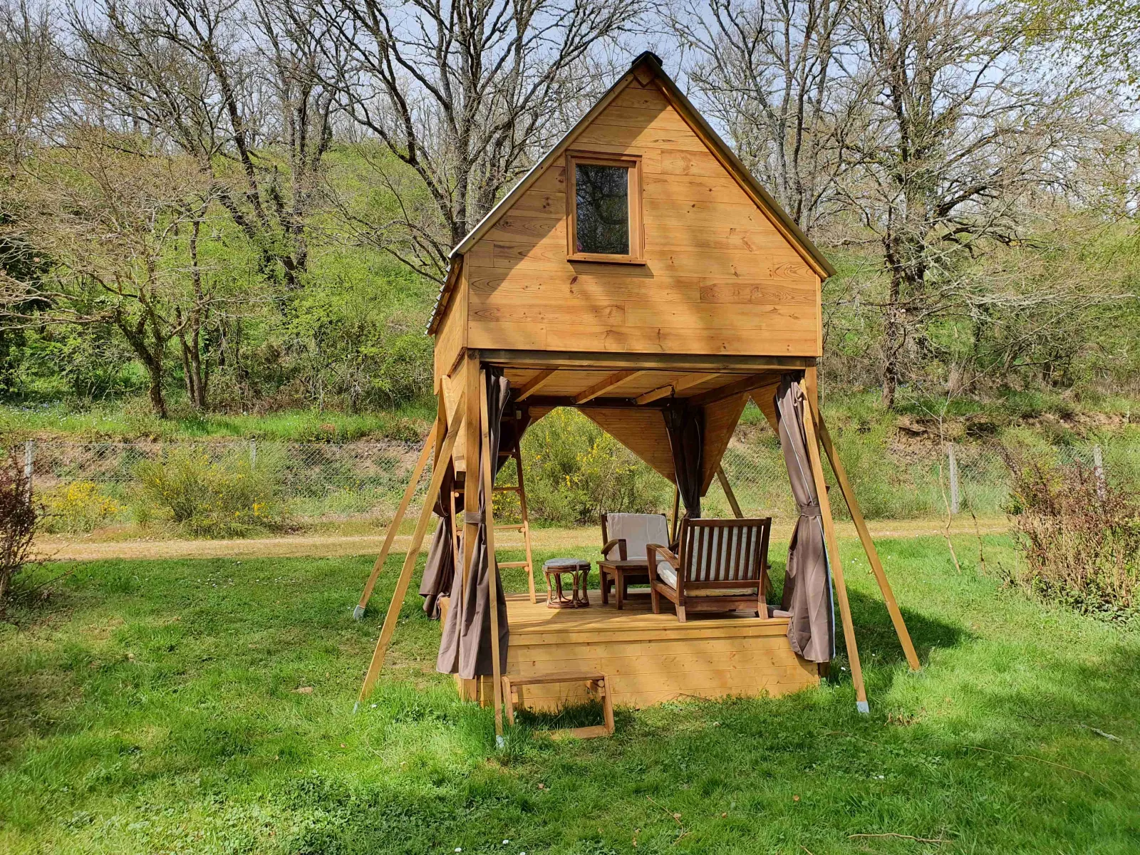 La Cabane Perchée de L'Alternatif à Huriel, photo 2