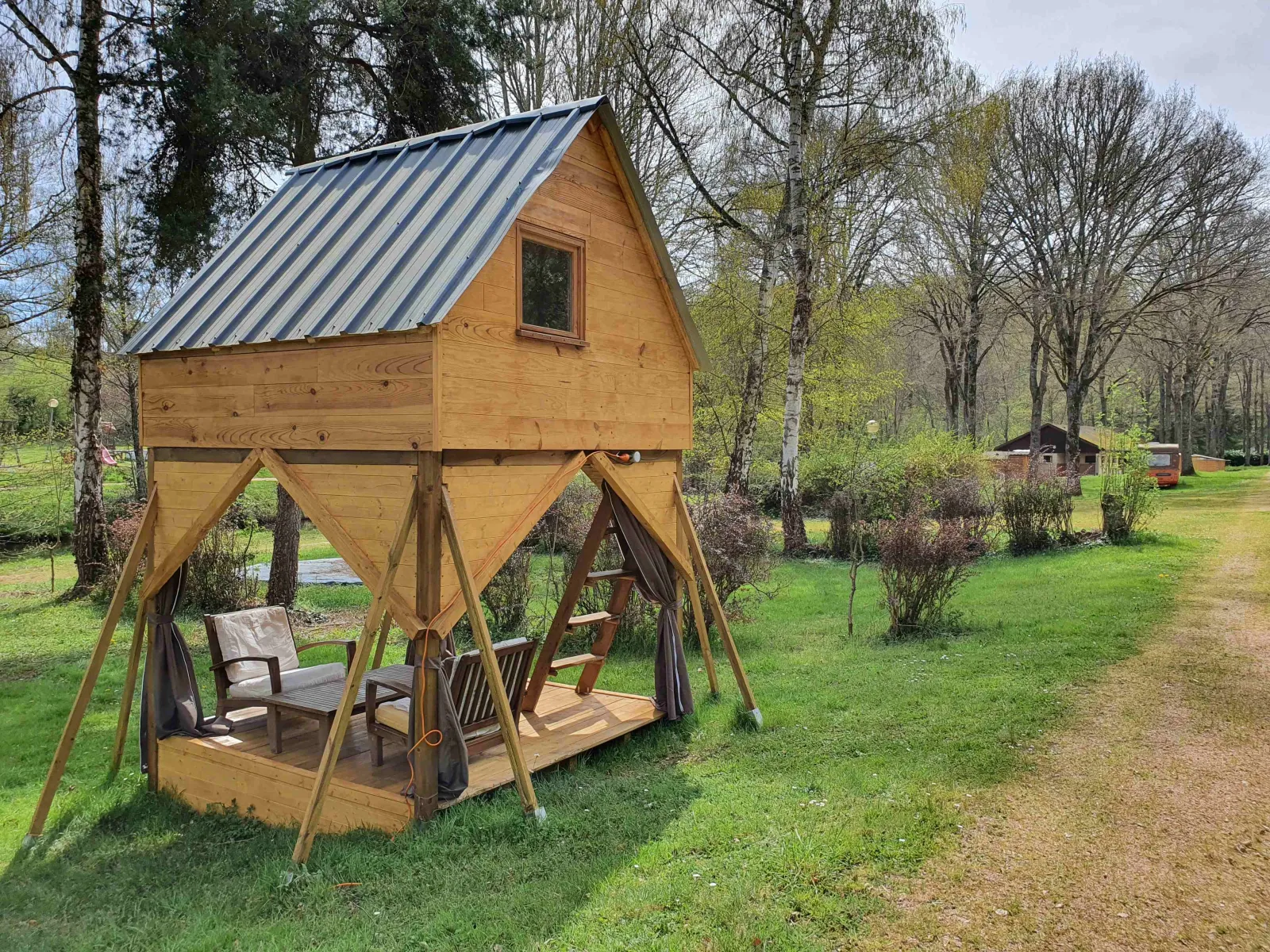 La Cabane Perchée de L'Alternatif à Huriel, photo 3