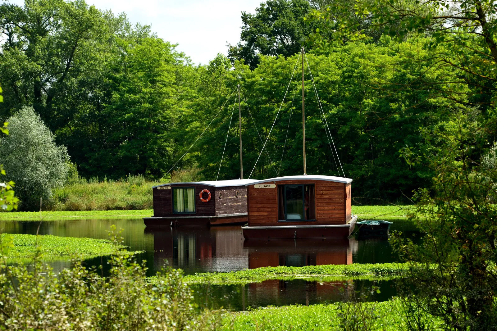 La Toue Cabanée Spa, hébergement sur l’eau à Chassenard