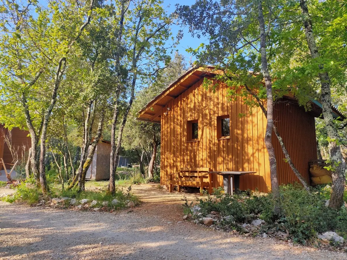 Cabane des 1000 Pailles, cabane à Labastide-de-Virac