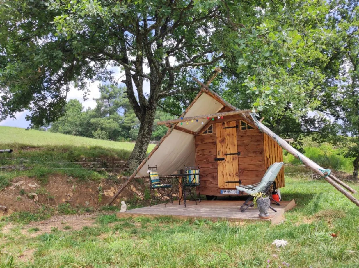 Cabane sous le grand chêne à Saint-Julien-du-Serre, photo 2