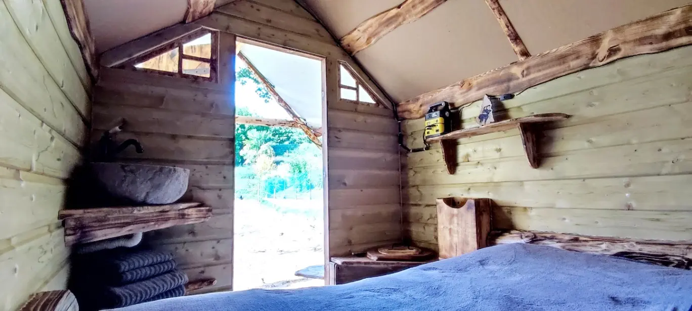 Cabane sous le grand chêne à Saint-Julien-du-Serre, photo 4