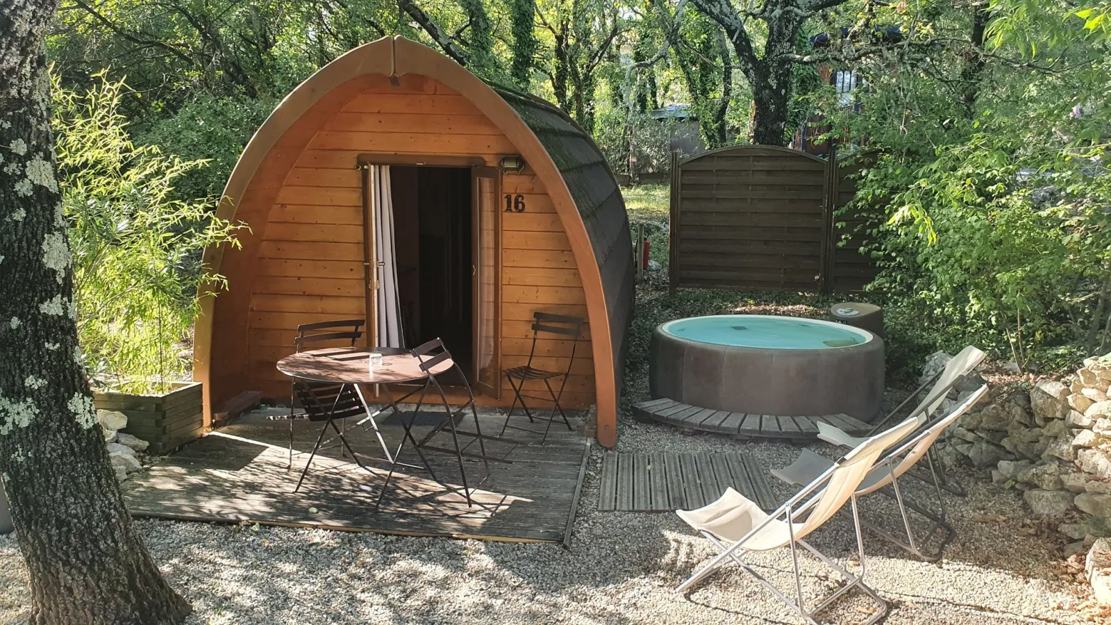 Cabane forestière, cabane à Vogüé