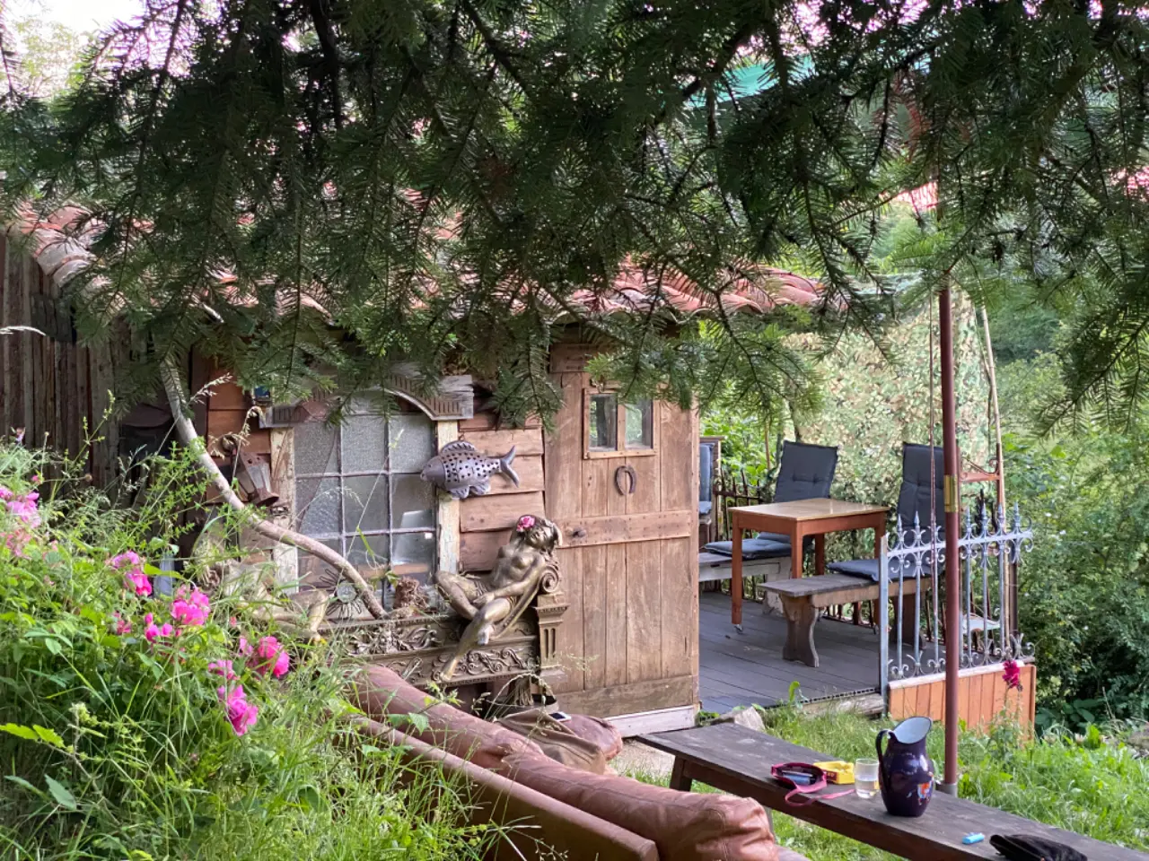 La Cabane des Deux Muses, cabane à Bussières