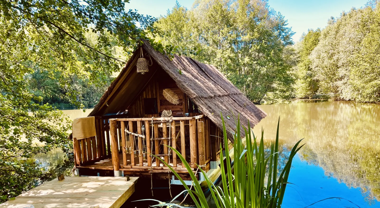 Le Radeau, hébergement sur l’eau à Viévy
