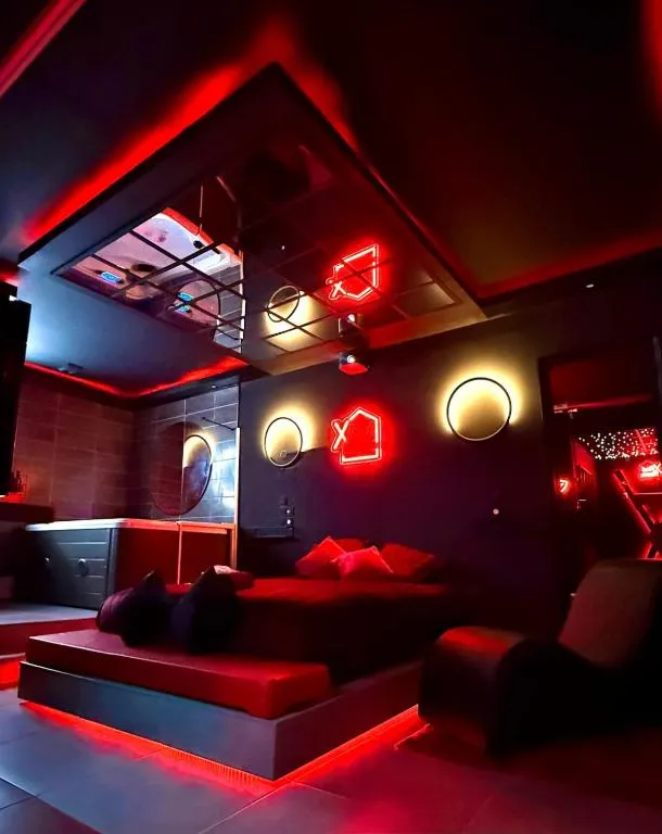 REDROOMX, love room à Llupia