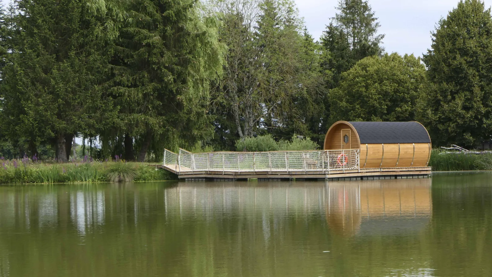 Cabane Le Forestier, hébergement sur l’eau à Givrauval