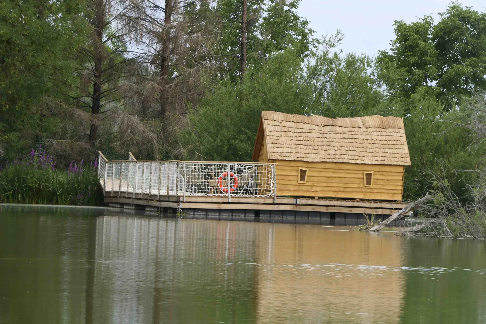 Cabane flottante du ponton, hébergement sur l’eau à Givrauval