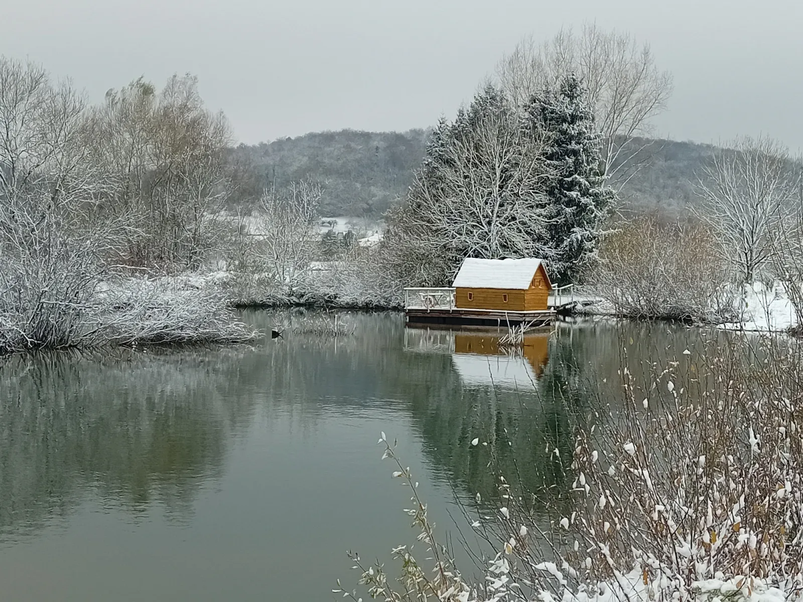 Cabane flottante du ponton à Givrauval, photo 6