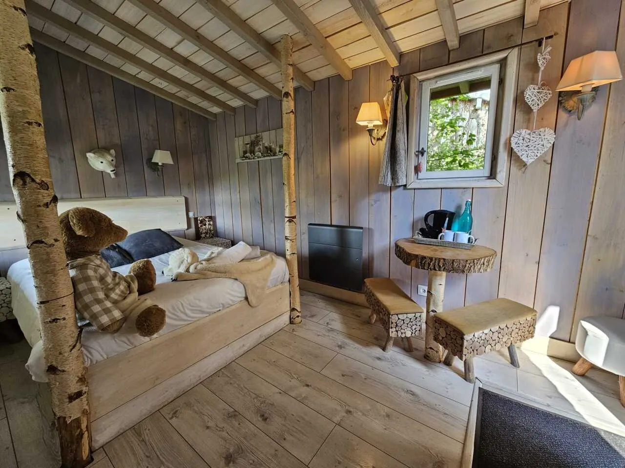 L'Ourson Blanc, cabane à Essuiles