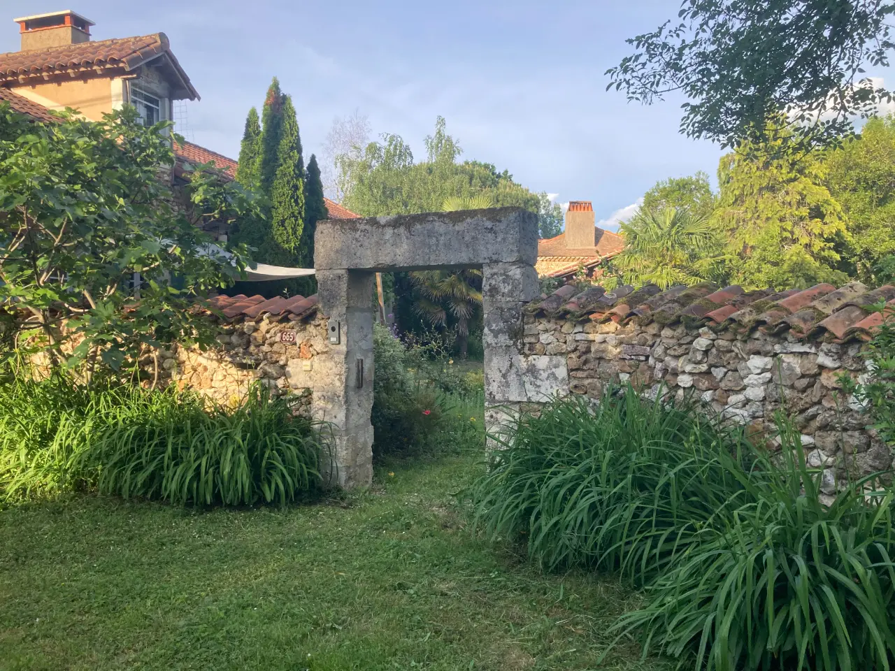 Cabane à l'orée du bois, cabane à Manzac-sur-Vern