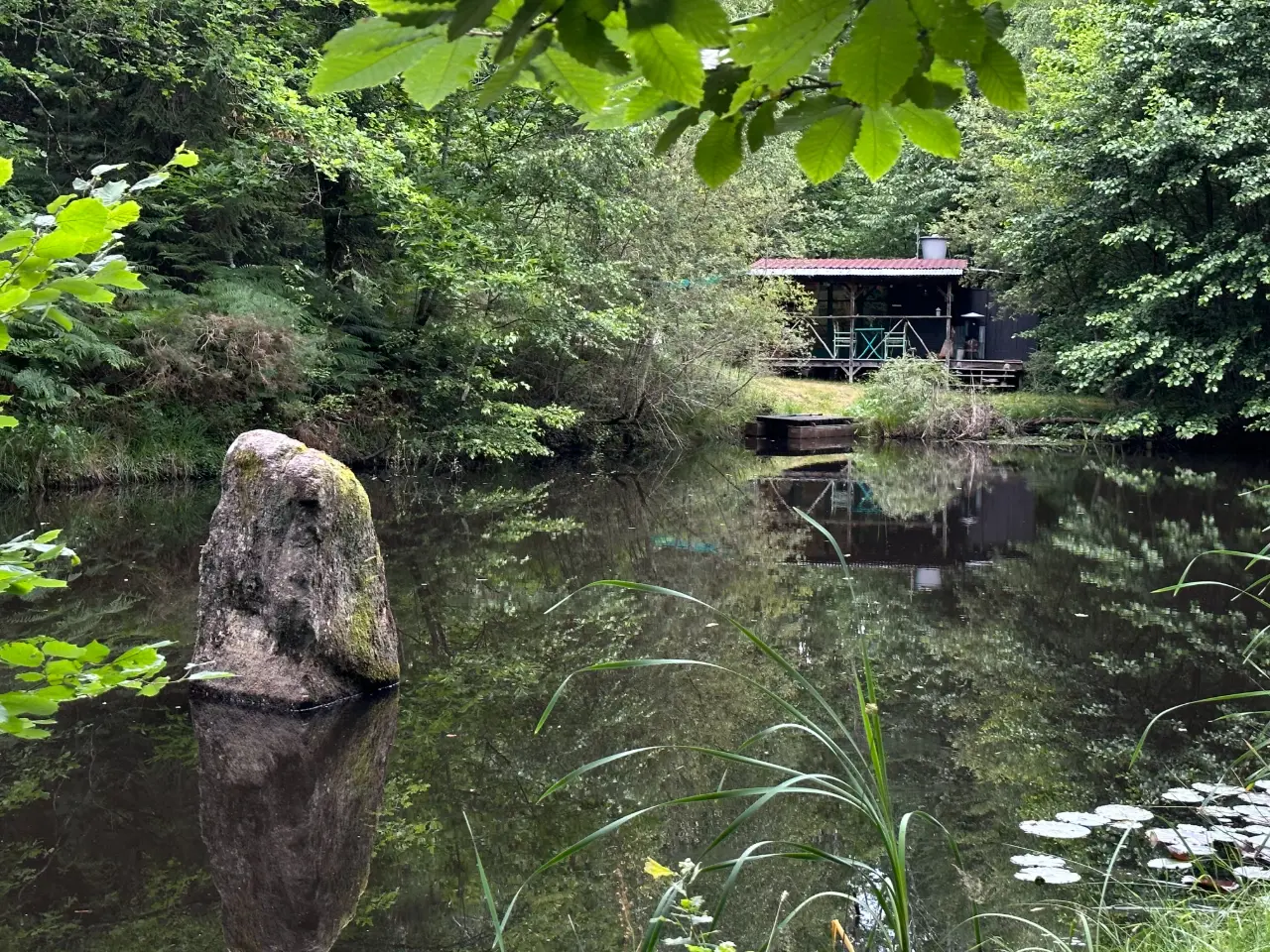 Cabane du Petit Rocher, hébergement sur l’eau à Busserolles