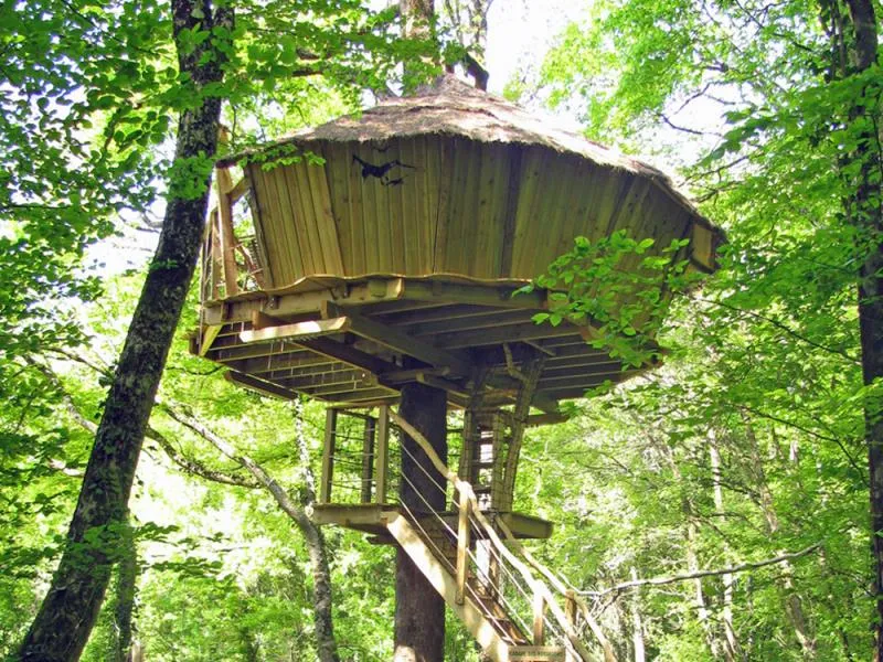 Cabane des Robinsons, cabane à Magné