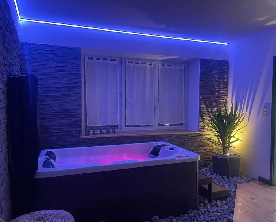 Cosy Love et Spa Tentation, love room à Cemboing