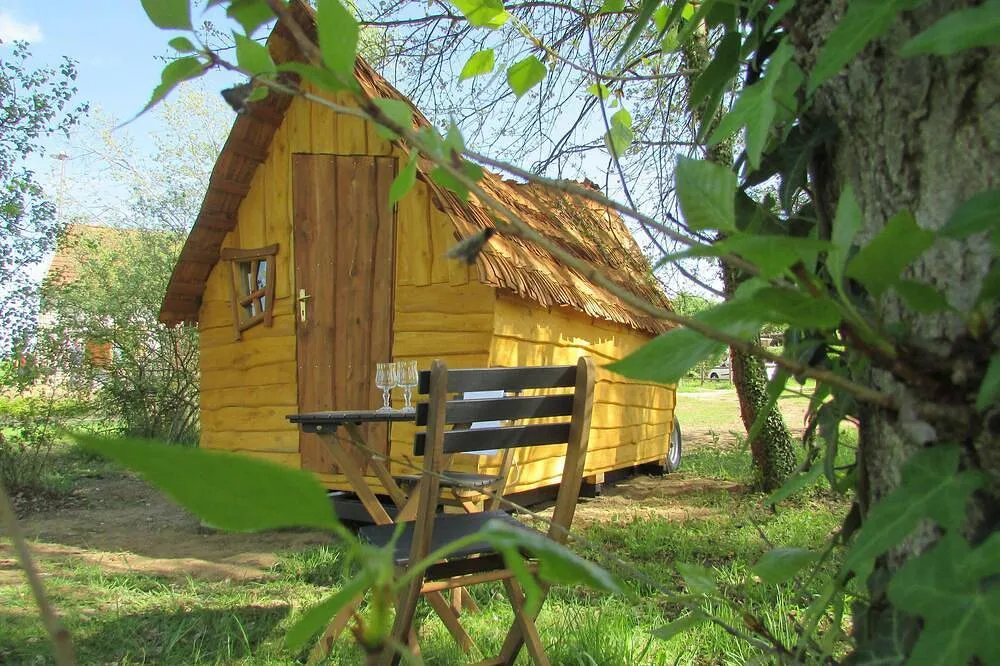 La Cabane aux fenêtres tordues, cabane à Chassenard