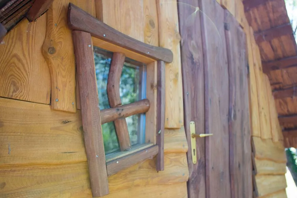 La Cabane aux fenêtres tordues à Chassenard, photo 3