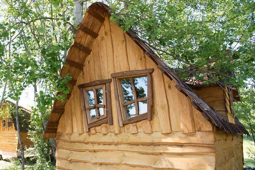 La Cabane aux fenêtres tordues à Chassenard, photo 4
