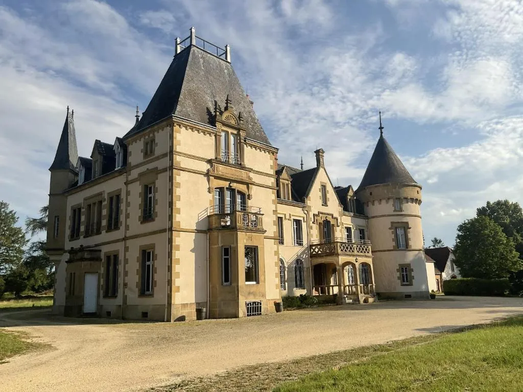Château Tout Y Fault, château à Loriges