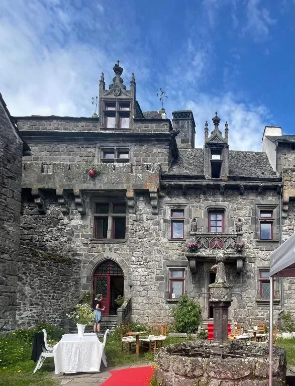 Manoir des Remparts de Besse, château à Besse-et-Saint-Anastaise