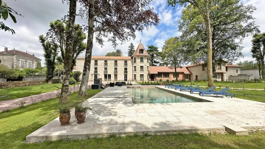 Manoir des Perrières, château à Rochechouart